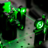 緑色光のグリーンレーザーポインターの仕組みを解説